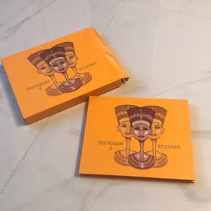 Juvias place pallet with box